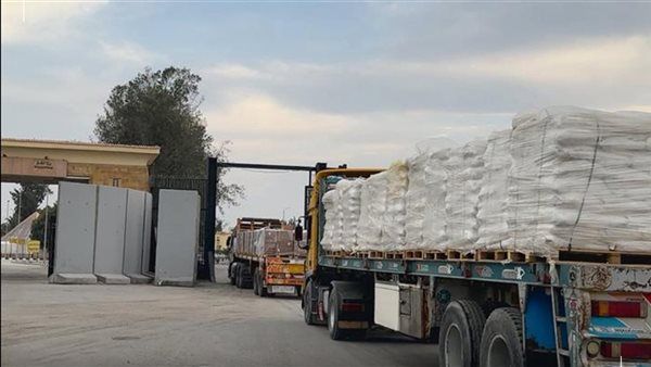 الهلال الأحمر يدفع بنحو 10،500 طن مساعدات إنسانية وأكثر من 91 ألف قطعة ملابس شتوية عبر«زاد العزة»