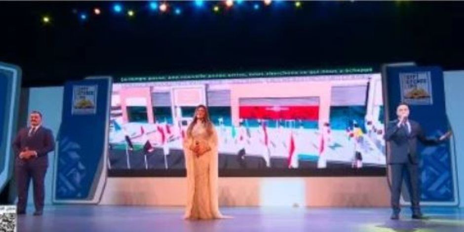 الرئيس السيسى يشاهد أغنية "على طول متجمعين" خلال افتتاح معرض إيديكس 2025