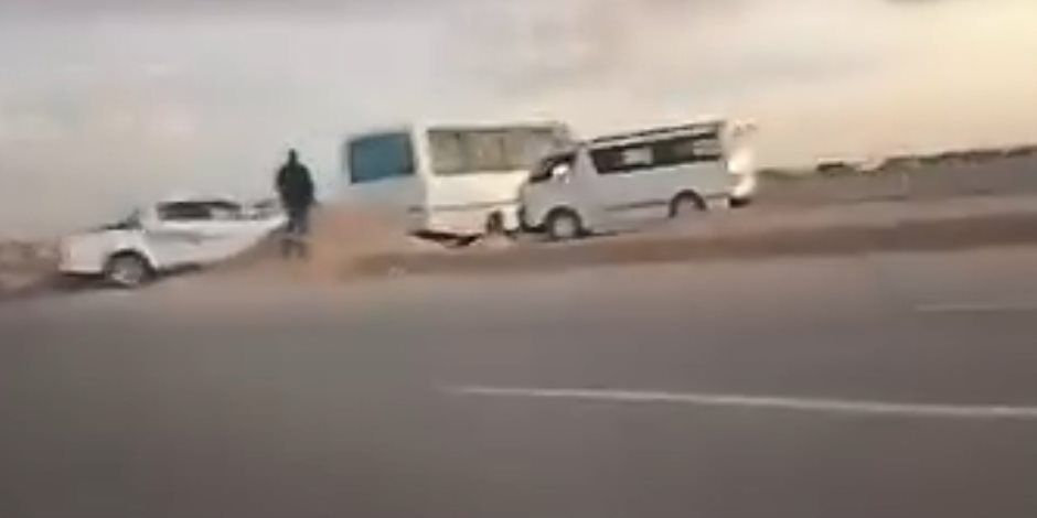 القبض على 3 سائقين عرضوا حياة المواطنيين للخطر بأحد الطرق السريعة فى مطروح
