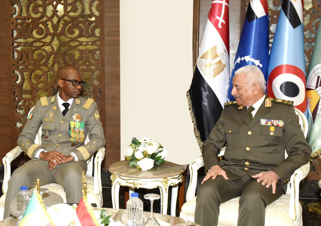 وزير الدفاع ورئيس أركان حرب القوات المسلحة يلتقيان عددا من قادة الوفود العسكرية