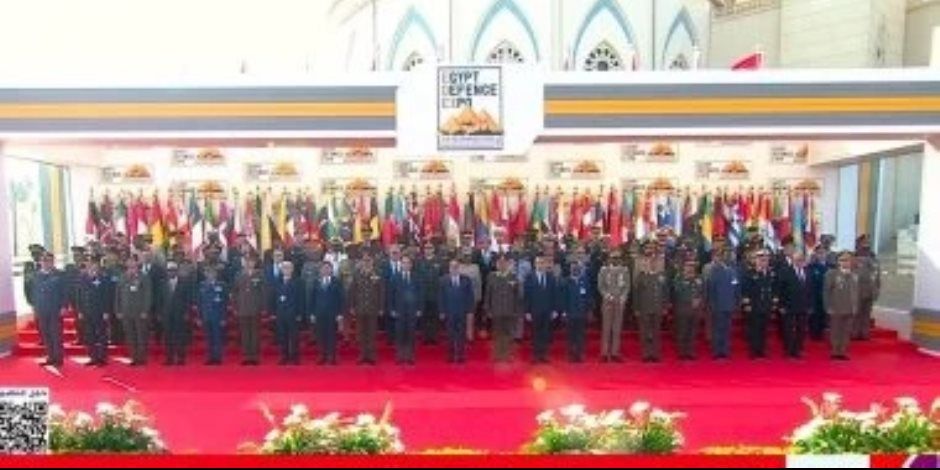 الرئيس السيسى يتوسط صورة تذكارية مع المشاركين فى معرض إيديكس 2025