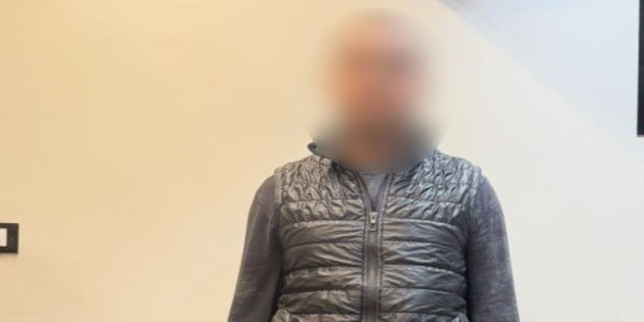 القبض على سائق يروج لبيع الصواعق الكهربائية بحوزته 7 صواعق وبخاخ غاز مسيل للدموع