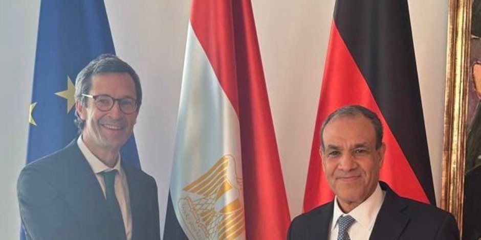 وزير الخارجية يلتقي مستشار الامن القومى بالمستشارية الألمانية