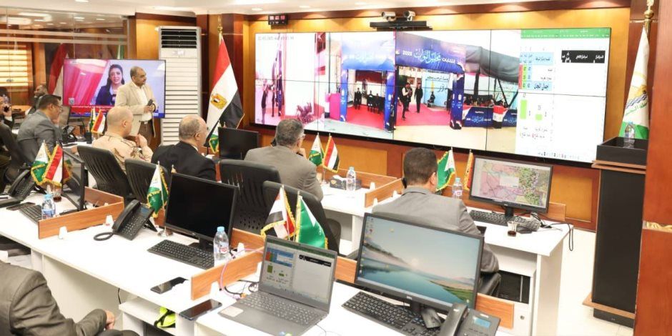 محافظ الجيزة يتابع انتظام فتح اللجان الانتخابية بالدائرة الثامنة "إمبابة والمنيرة الغربية" في أول أيام انتخابات مجلس النواب من داخل مركز السيطرة