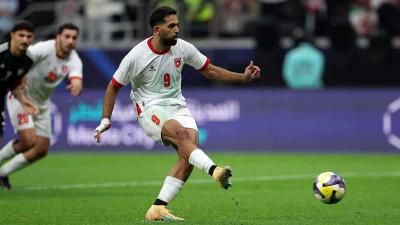 الأردن يتصدر بثنائية الإمارات