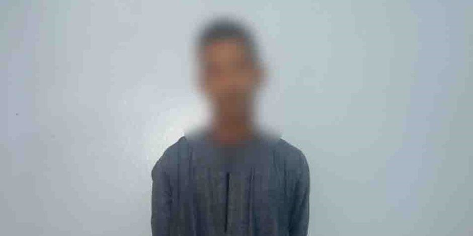 خدمات تأمين الدوائر الإنتخابية فى قنا تضبط عاطل بحوزته عدد من البطاقات الشخصية لمواطنين