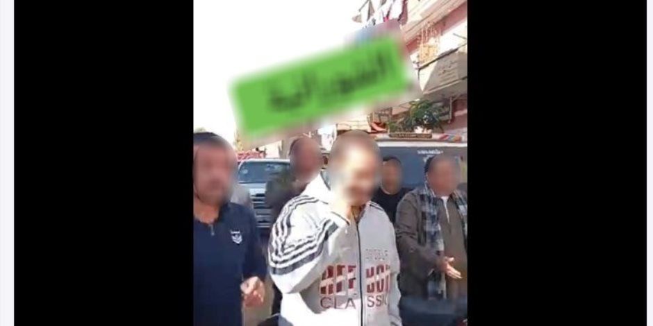 ضبط المتورطين فى واقعة توزيع مبالغ مالية من سيارة مرشح على الناخبين فى قرية بسوهاج