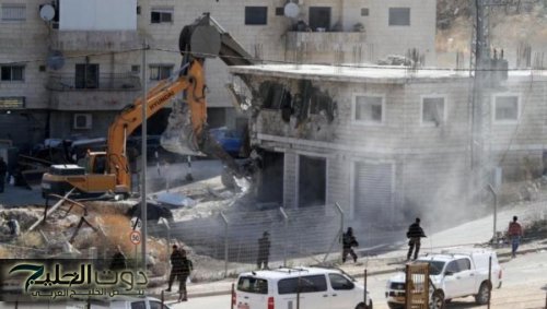 هدم بناية وإصابة فلسطينيين باعتداءات المستوطنين واقتحام الأقصى
