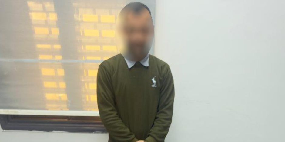 أمن البحيرة يضبط شخص يجمع بطاقات الناخبين فى دمنهور ويدفعهم للتصويت لصالح مرشح