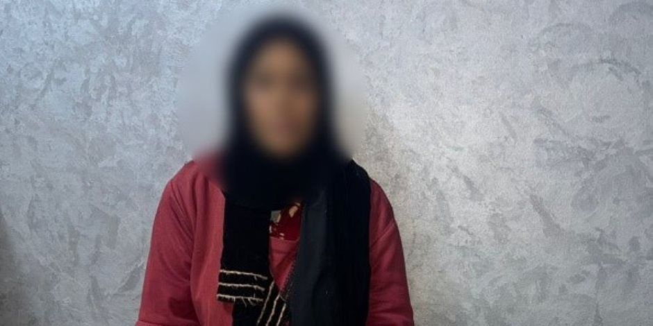 أمن قنا يضبط سيدة بمحيط دائرة انتخابية تجمع بطاقات الناخبين للتصويت لصالح مرشح