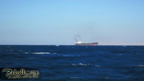 تبادل لإطلاق نار بين سفينة وزوارق صغيرة قبالة اليمن