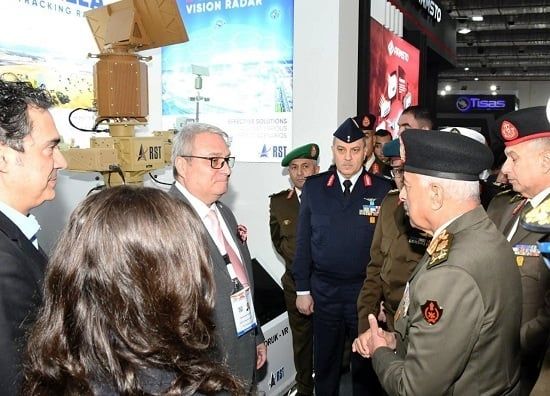 وزير الدفاع ورئيس الأركان يعقدان لقاءات ثنائية على هامش إيديكس - 2025