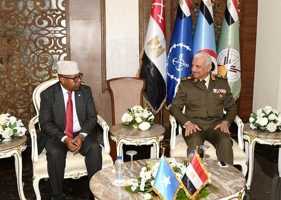 وزير الدفاع ورئيس الأركان يعقدان لقاءات ثنائية على هامش إيديكس - 2025