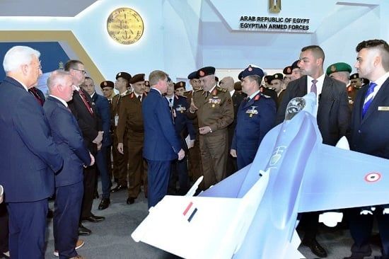 وزير الدفاع ورئيس الأركان يعقدان لقاءات ثنائية على هامش إيديكس - 2025