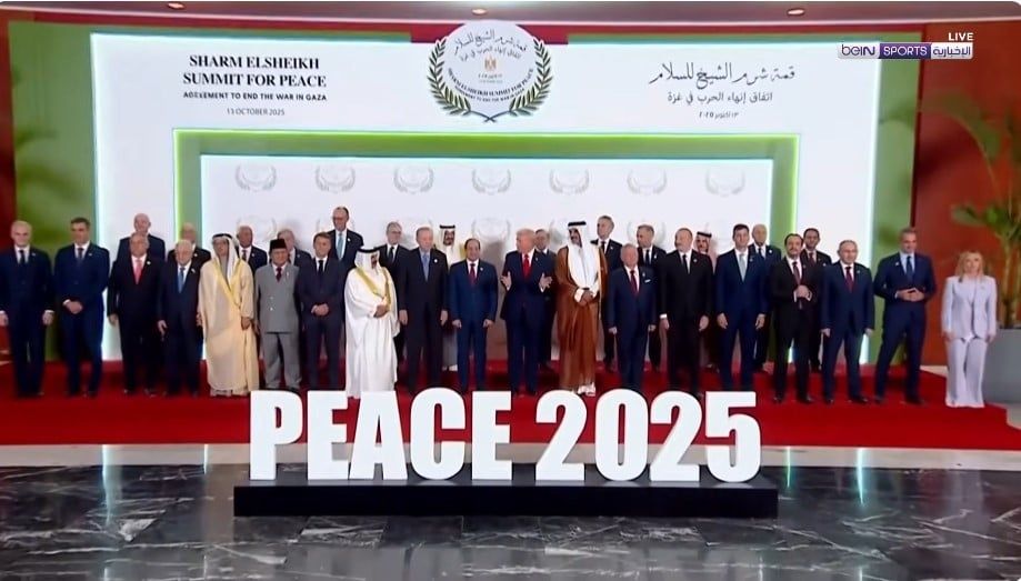 الرئيس عبد الفتاح السيسي يتوسط قادة العالم في قمة شرم الشيخ للسلام الرئيس عبد الفتاح السيسي يتوسط قادة العالم في قمة شرم الشيخ للسلام