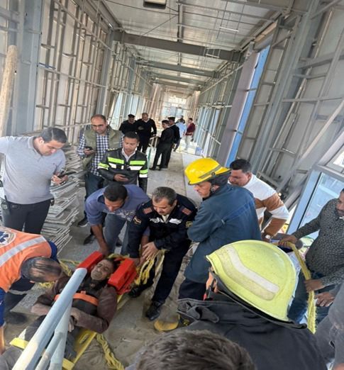 استجابة عاجلة من أمن القاهرة لإنقاذ 4 عمال سقطوا من أعلى سقالة داخل نفق بمحطة الأتوبيس الترددي