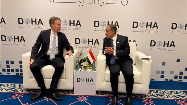 وزير الخارجية يلتقي مع رئيس المنتدى الاقتصادي العالمي