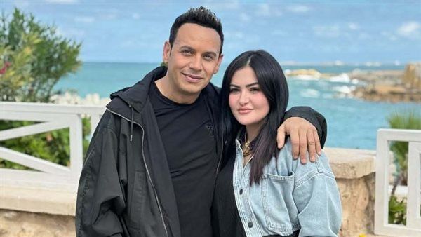 صور تجمع مصطفى قمر وزوجته في كليب "مش هاشوفك" قبل طرحه