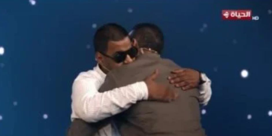مصطفى حسنى يترك مقعده ليصطحب المتسابق عطية الله خارج ستوديو دولة التلاوة