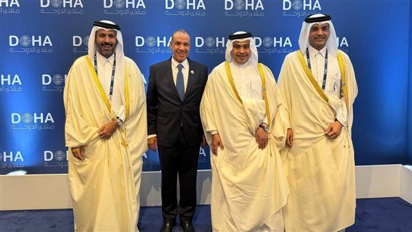 وزير الخارجية يلتقي وزراء المالية والتجارة والصناعة والمواصلات في دولة قطر