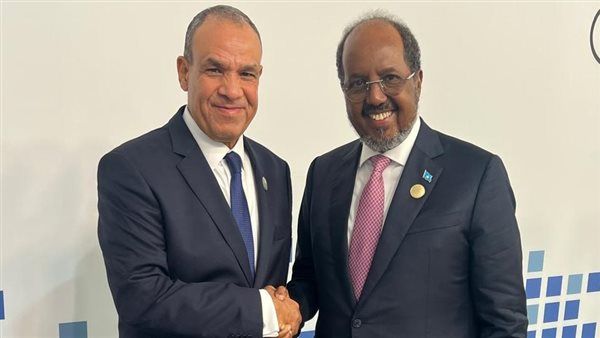 وزير الخارجية والهجرة يلتقي رئيس جمهورية الصومال الفيدرالية على هامش منتدى الدوحة