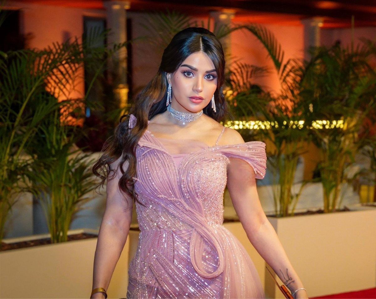 ديما مسلم تتألق على السجادة الحمراء خلال حضورها مهرجان البحر الأحمر السينمائي الدولي