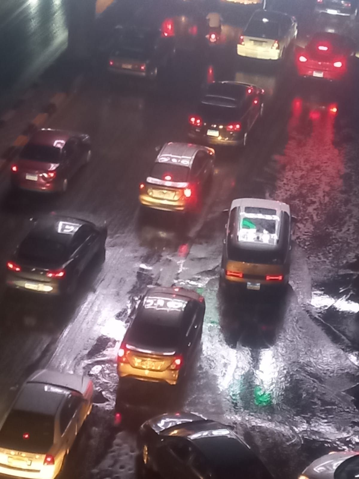 زحام مرورى بمحاور القاهرة والجيزة بالتزامن مع سقوط الأمطار