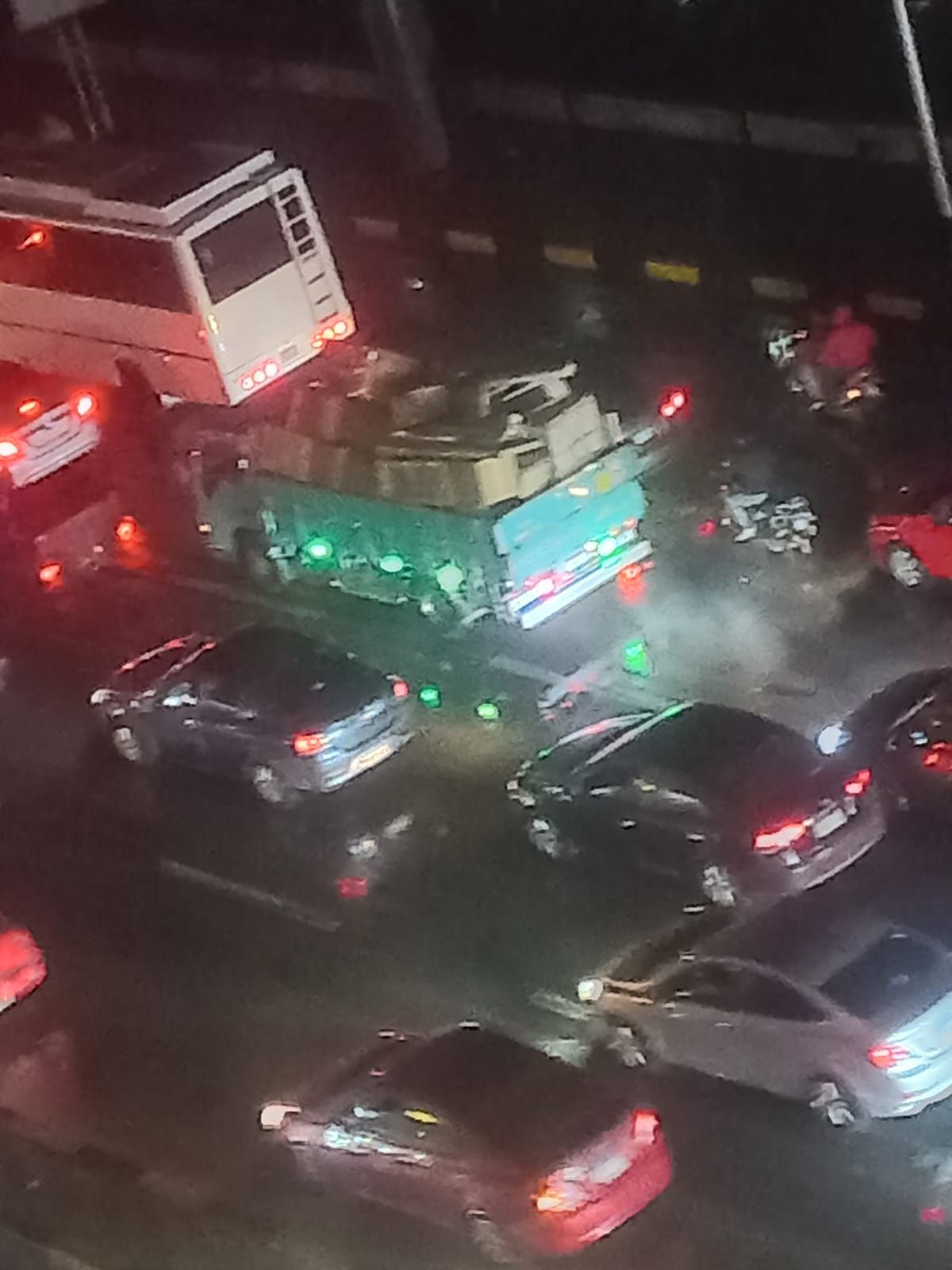 زحام مرورى بمحاور القاهرة والجيزة بالتزامن مع سقوط الأمطار