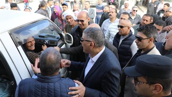 محافظ الجيزة يتابع سير العمل بموقف السرفيس الحضاري بالصف.. صور