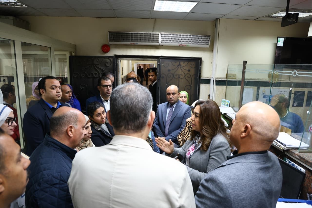 وزيرة التنمية المحلية تقيل رئيس حى النزهة بالقاهرة خلال جولة مفاجئة.. صور