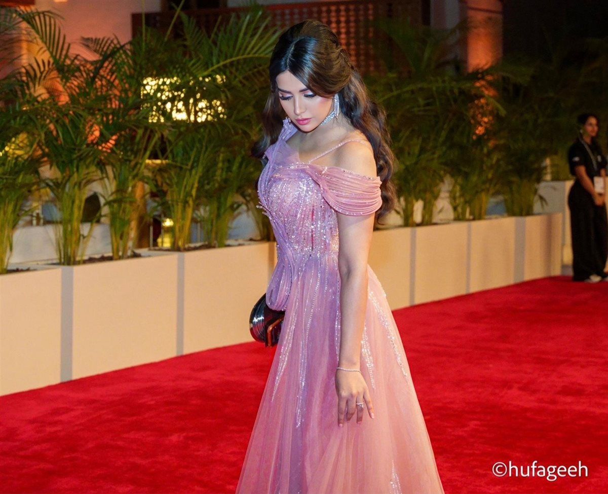 ديما مسلم تتألق على السجادة الحمراء خلال حضورها مهرجان البحر الأحمر السينمائي الدولي