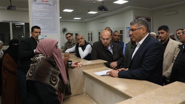 محافظ الجيزة يتفقد المركز التكنولوجي بقرية الودي ويجري تجربة عملية لتقديم المواطنين الطلب