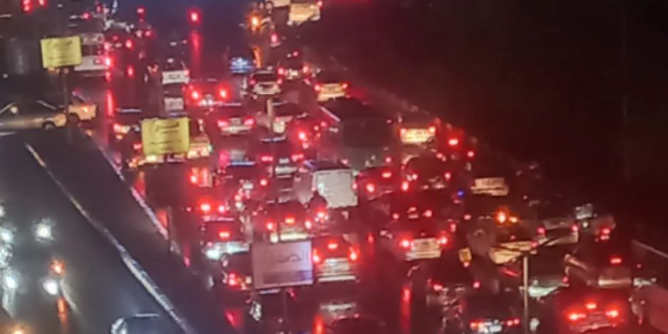 زحام مرورى بمحاور القاهرة والجيزة بالتزامن مع سقوط الأمطار