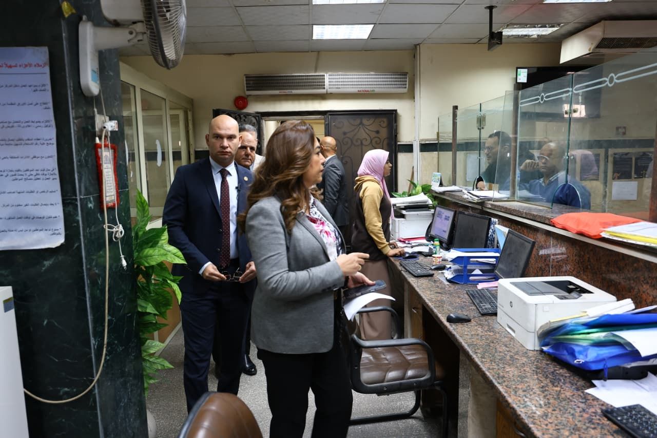 وزيرة التنمية المحلية تقيل رئيس حى النزهة بالقاهرة خلال جولة مفاجئة.. صور