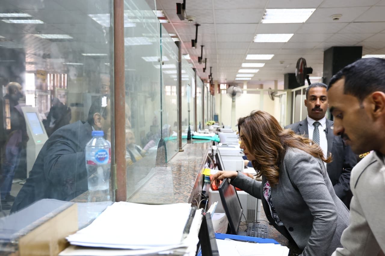 وزيرة التنمية المحلية تقيل رئيس حى النزهة بالقاهرة خلال جولة مفاجئة.. صور