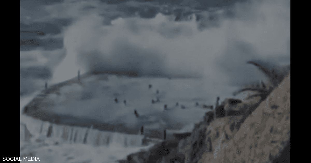 العالم اليوم - فيديو.. موجة عملاقة تباغت السباحين وتبتلع 4 منهم