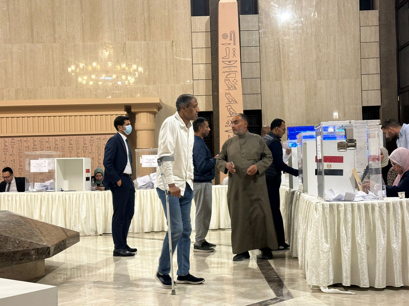 المصريون بالسعودية يواصلون التصويت بالدوائر الملغاة فى انتخابات النواب.. وصور