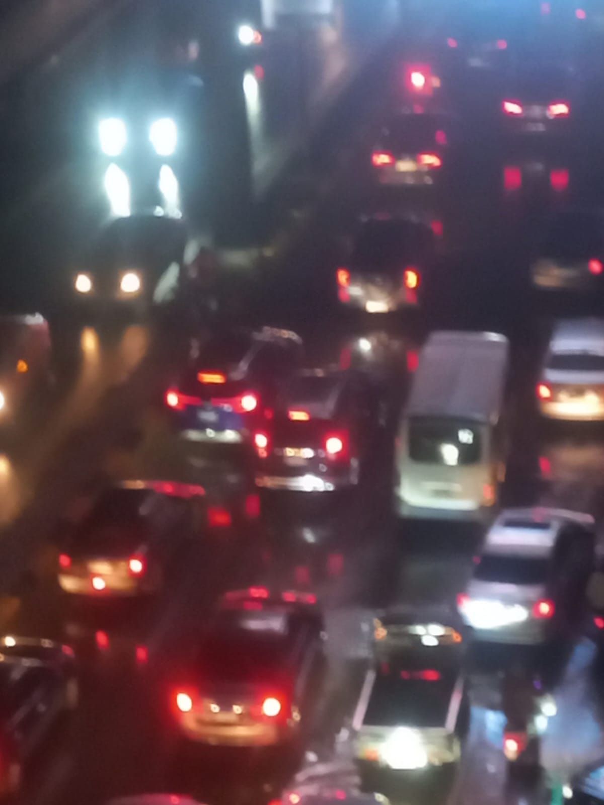 زحام مرورى بمحاور القاهرة والجيزة بالتزامن مع سقوط الأمطار