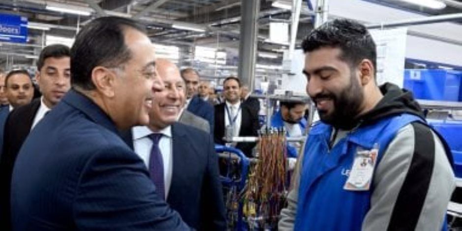 حوار لرئيس الوزراء مع أحد العاملين خلال افتتاح مصنع ليونى مصر العالمية