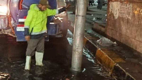 مياه الشرب والصرف الصحي بالجيزة تواصل جهودها في رفع تراكمات مياه الأمطار