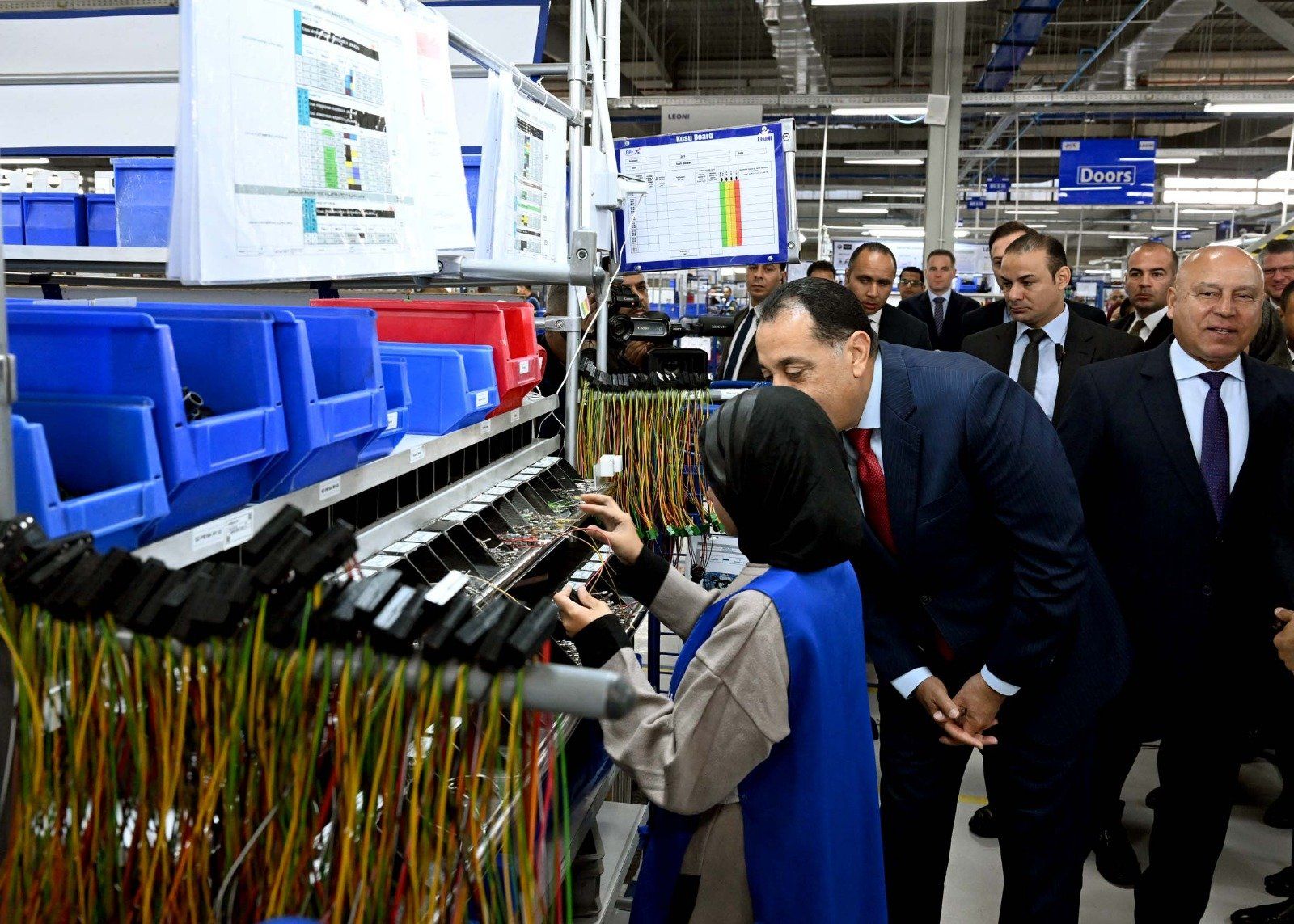 رئيس الوزراء يتفقد عدداً من أقسام مصنع ليونى مصر بمدينة بدر