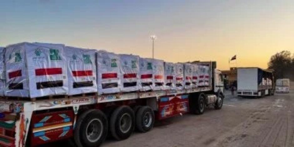 قافلة «زاد العزة» الـ90 تدخل إلى الفلسطينيين بقطاع غزة