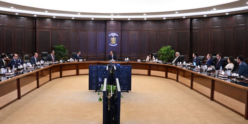 رئيس الوزراء يستعرض مخطط تطوير المناطق المحيطة بالأهرامات والمتحف الكبير