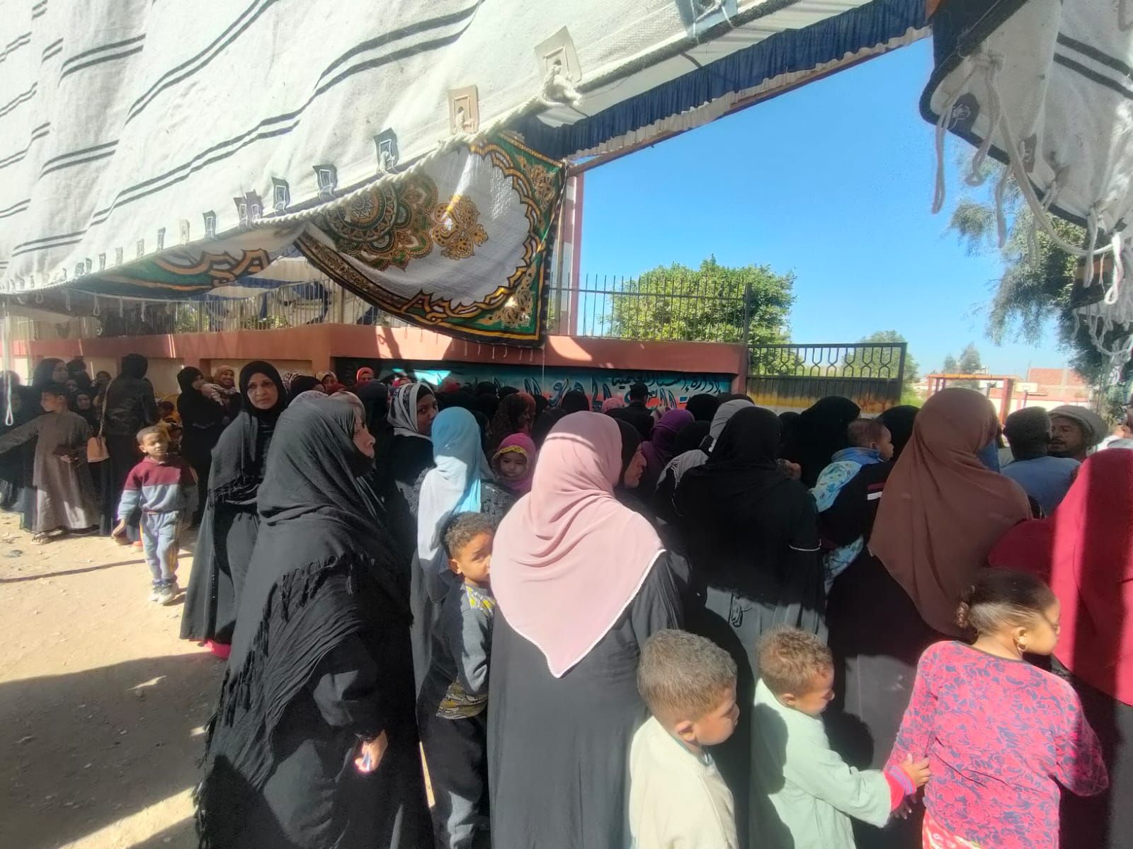 توافد نسائى كبير على لجان الانتخابات فى مدارس قرية الدير جنوب الأقصر.. صور
