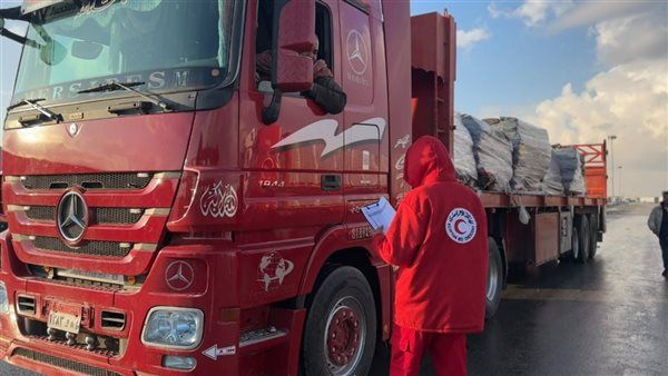 الهلال الأحمر يدفع بأكثر من 10 آلاف طن مساعدات إنسانية و45 ألف بطانية عبر «زاد العزة»