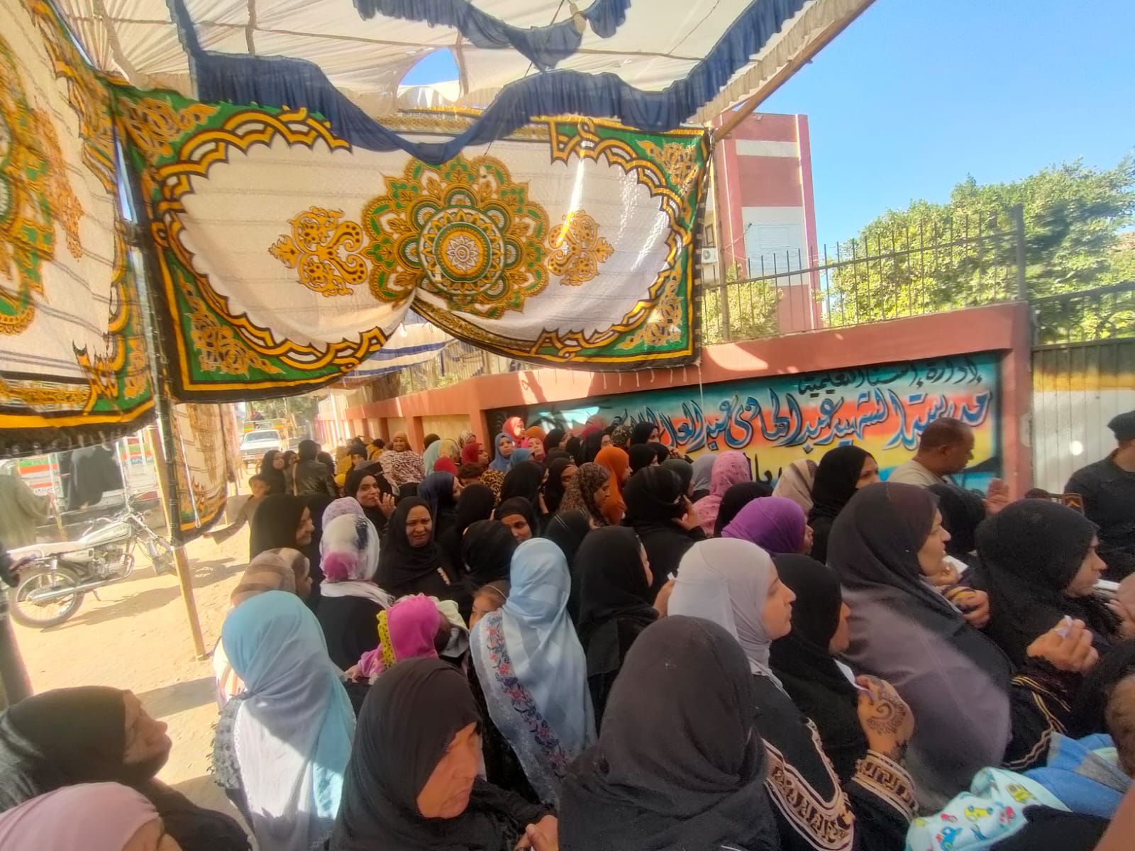 توافد نسائى كبير على لجان الانتخابات فى مدارس قرية الدير جنوب الأقصر.. صور