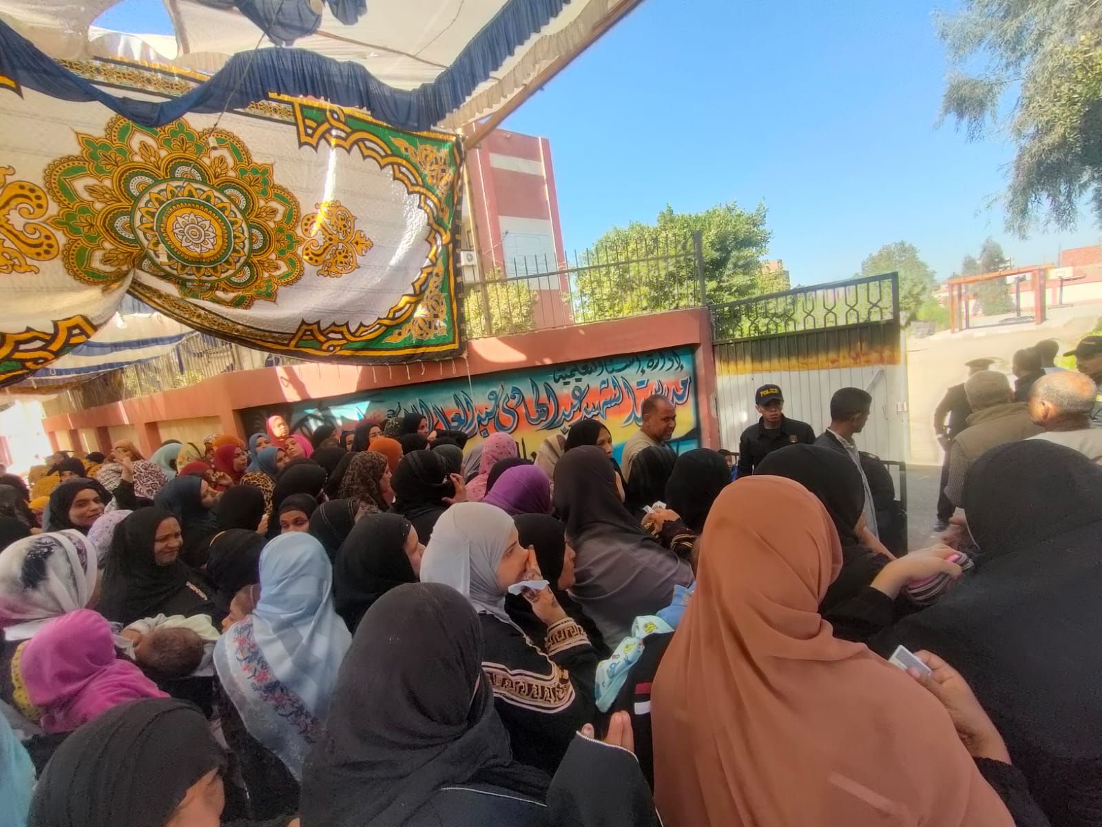 توافد نسائى كبير على لجان الانتخابات فى مدارس قرية الدير جنوب الأقصر.. صور