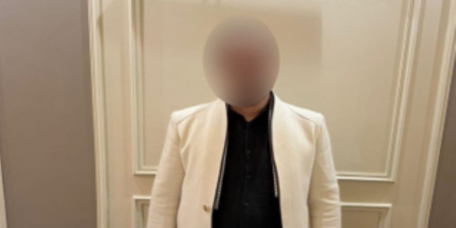 ضبط شخص يوزع دعاية انتخابية لمرشح فى المنيا على الناخبين خلال ترددهم على اللجان