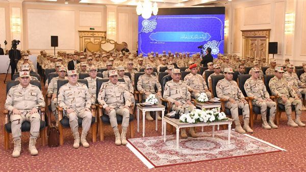 وزير الدفاع والإنتاج الحربى يلتقى بمقاتلى قوات حرس الحدود ويكرم عددًا من المتميزين