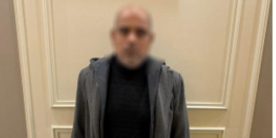 ضبط شخص يوزع دعاية مرشح أمام اللجان الانتخابية بدائرة أبو قرقاص فى المنيا